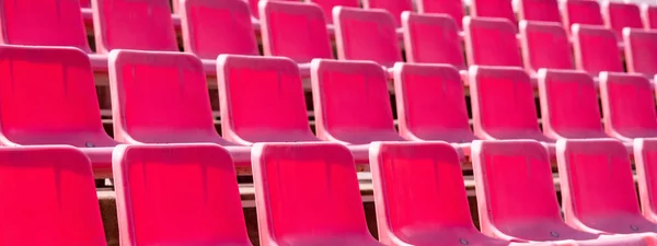 Assentos no estádio, cor vermelha. Estádio de futebol, futebol ou beisebol — Fotografia de Stock