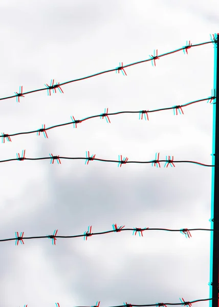Taggtråd på landsgränsen. Barbwire på staket för förbud — Stockfoto
