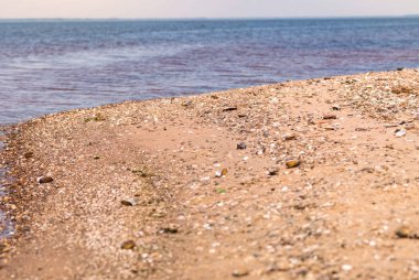Altın deniz kumu ile güzel sahil yaz sahili. Açık havada dinlenmek
