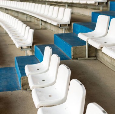 Merdivenli beyaz stadyum koltukları. Futbol, futbol veya beyzbol st