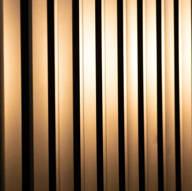 Profiled sayfası Sarı metal çit. Son dakika karşı koruma.