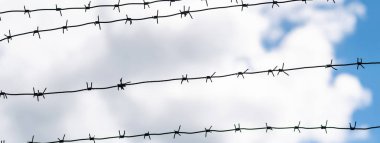 Ülke sınırında dikenli tel. Barbwire yasağı için çit üzerinde