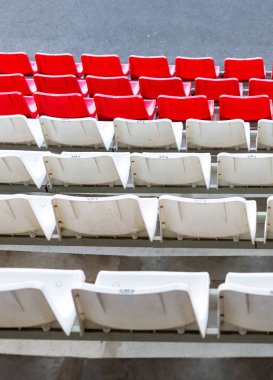 Stadyum koltukları, kırmızı ve beyaz renk. Futbol, futbol veya beyzbol