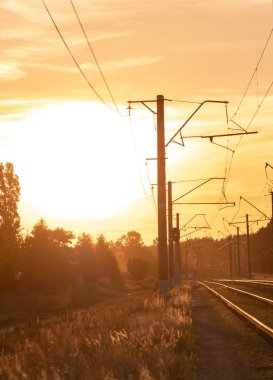 Trensiz gün batımında demiryolu. R için güzel perspektif görünümü