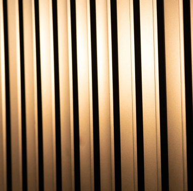 Profiled sayfası Sarı metal çit. Son dakika karşı koruma.