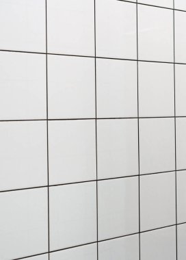 Jimnastik duşbeyaz duvar karoları. Minimum tasarım