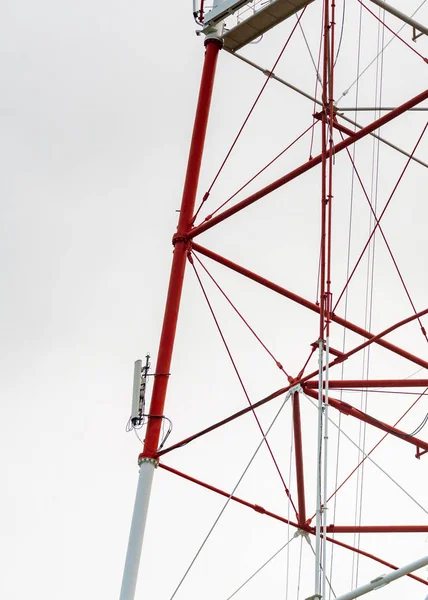 Torre radio TV 4G con antenna parabolica e parabola satellitare. Fratello — Foto Stock