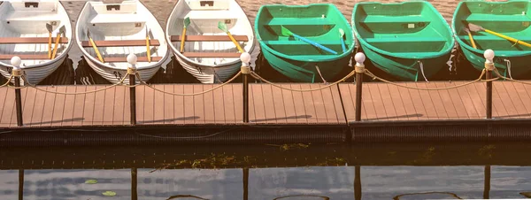 Romantik nehir yürüyüşü veya balıkçılık için kürekli tekneler ile Pier. Rowbo — Stok fotoğraf