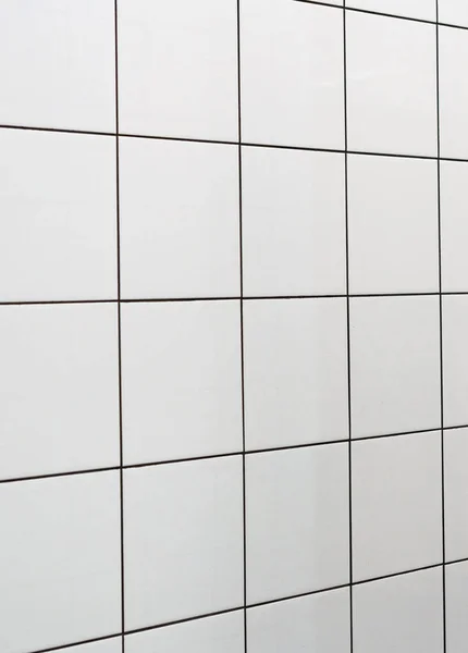 체육관 샤워에 흰색 벽 타일입니다. 최소한의 디자인 — 스톡 사진