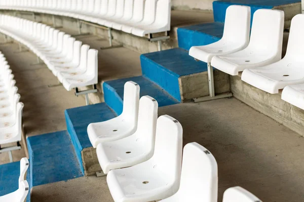 Merdivenli beyaz stadyum koltukları. Futbol, futbol veya beyzbol st