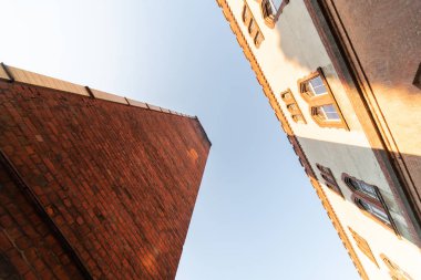 Eski kışla binası ve kazan dairesi borusu, perspektif alt görünümü. Son Dünya Savaşı tarihi bina