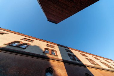 Eski kışla binası ve kazan dairesi borusu, perspektif alt görünümü. Son Dünya Savaşı tarihi bina