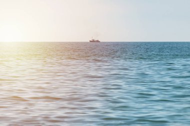 Denizde balıkçı gemisi. Yalnız tekne trol balık yakalamak satmak için limana gider. Sakin açık güneşli hava. Deniz manzarasının güzel ufku.