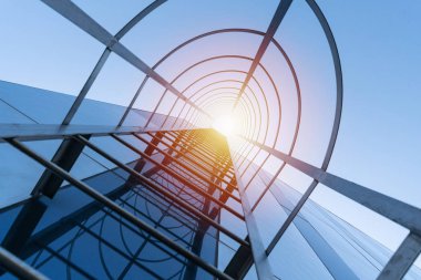 Cennete Giden Merdiven konsepti. Modern alışveriş merkezinin yangın merdiveni. Acil yangın çıkışı. Alt görünüm