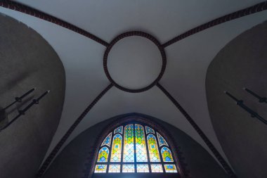 Eski katedral veya kilisede vitray pencere. Güzel renkli cam pencere. Gün aydınlatma
