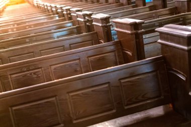 Katedral pews. Hıristiyan Kilisesi'nde sıra sıralar. Ağır katı rahatsız ahşap koltuklar.