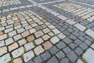Eski kaldırım taşları deseni. Şehir merkezinde antik Alman parke taşı dokusu. Küçük granit fayanslar. Antika gri kaldırımlar.