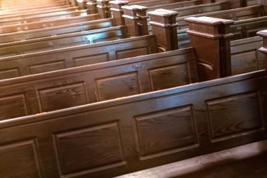 Katedral pews. Hıristiyan Kilisesi'nde sıra sıralar. Ağır katı rahatsız ahşap koltuklar.