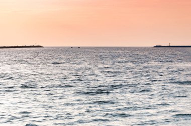 Baltık gün batımı. İnanılmaz deniz manzarası renkleri. Seyahat ve özgürlük hayalleri. Günbatımı gökyüzü ve iddia hava.