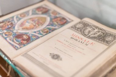 Kaliningrad, Rusya - 06.16.2019 - Katedralde Roma Missal kitabı. Katolik Kilisesi Roma Rite Ayin kutlama için Liturjik kitap