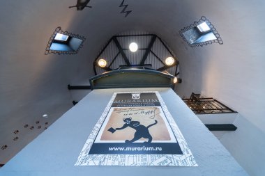 Zelenogradsk, Rusya - 06.18.2019 - Murarium kediler müzesi. Krantz su kulesinde sanat kedileri koleksiyonu. Kedilerle hatıralar, heykelcikler ve oyuncaklar