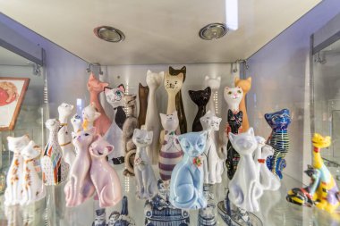 Zelenogradsk, Rusya - 06.18.2019 - Murarium kediler müzesi. Krantz su kulesinde sanat kedileri koleksiyonu. Kedilerle hatıralar, heykelcikler ve oyuncaklar