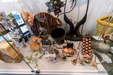 Zelenogradsk, Rusya - 06.18.2019 - Murarium kediler müzesi. Krantz su kulesinde sanat kedileri koleksiyonu. Kedilerle hatıralar, heykelcikler ve oyuncaklar