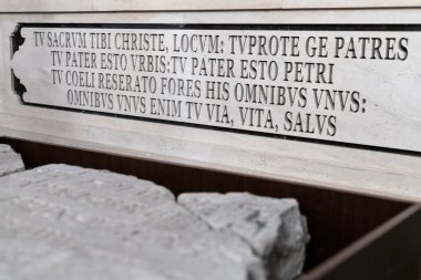 Kaliningrad, Rusya - 06.16.2019 - Konigsberg Katedrali'ndeki vaftiz şapelinin elemanları. Latince yazıtlar.