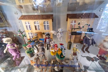 Zelenogradsk, Rusya - 06.18.2019 - Murarium kediler müzesi. Krantz su kulesinde sanat kedileri koleksiyonu. Kedilerle hatıralar, heykelcikler ve oyuncaklar