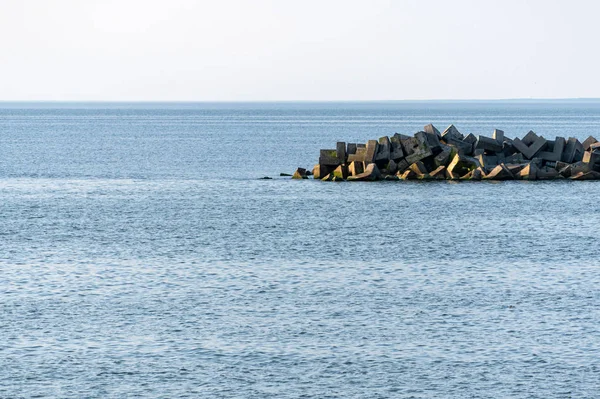 Minimalizm deniz manzarası. Kopan sular ile denizin nefes kesen manzarası. Seyahat eden rüyalar, kopya alanı. Temiz mavi deniz suyu. — Stok fotoğraf