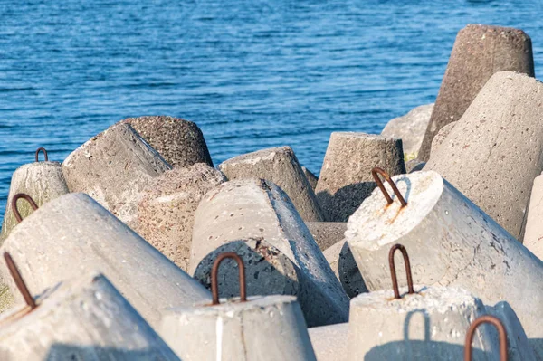 Морские волнения. Красивый закат моря с бетонными тетраподами для защиты прибрежных сооружений от штормовых морских волн, последствий дрейфа на длинном берегу и погоды — стоковое фото