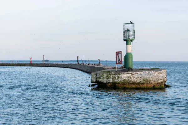 Brygga nära Seaport med moderna fyren bojar. Vacker marinmålning, kopia utrymme. Vågvatten för att skydda fartyg vid skeppsvarv från vågor — Stockfoto