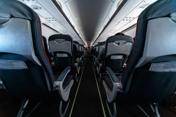 Asientos de cabina de avión con pasajeros. Clase económica de las nuevas compañías aéreas de bajo coste más baratas sin demora o cancelación de vuelo. Viaje a otro país . — Foto de Stock