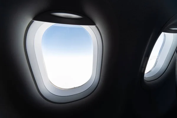 Okno s letadlem má výhled na zatažené nebe a zemi. Nádherná krajina z kabiny letadel. Létání bez strachu z létání, incidentů a turbulencí. — Stock fotografie