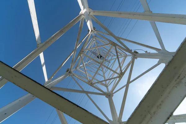 Torre de transmissão, vista de baixo. Torre, distribuição e transmissão de energia elétrica em grandes distâncias . — Fotografia de Stock