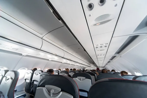 Panel de control de aire acondicionado del avión sobre asientos. Aire tapado en cabina de avión con personas. Nueva aerolínea de bajo coste . — Foto de Stock