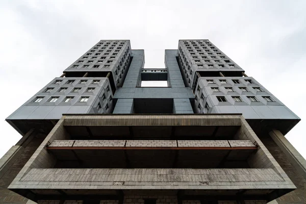 Abandoned high-rise building, cloudy weather, copy space. Unfinished shell construction. House of Soviets in Kaliningrad, Russia. — Stock Photo, Image