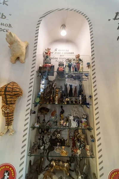 Zelenogradsk, Ryssland-06.18.2019-Murarium Cats Museum. Art Cats samling i Krantz Water Tower. Souvenirer, figuriner och leksaker med katter — Stockfoto