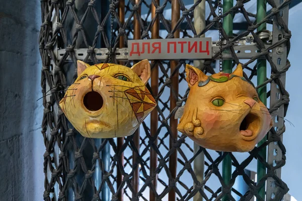 Zelenogradsk, russland - 18.06.2019 - murarium cats museum. Kunstkatzensammlung im Wasserturm Krantz. Souvenirs, Figuren und Spielzeug mit Katzen — Stockfoto