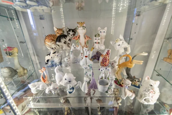 Zelenogradsk, Rusia - 06.18.2019 - Museo de gatos de Murarium. Colección de gatos de arte en la torre de agua Krantz. Recuerdos, estatuillas y juguetes con gatos — Foto de Stock