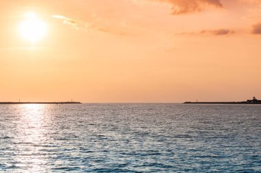 Baltık gün batımı. İnanılmaz deniz manzarası renkleri. Seyahat ve özgürlük hayalleri. Günbatımı gökyüzü ve iddia hava.