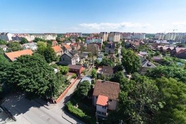 Deniz kıyısında yeni tatil kasabası, havadan görünüm. Çatıdan güzel güneşli şehir manzarası. Tatil köyü inşaatı.