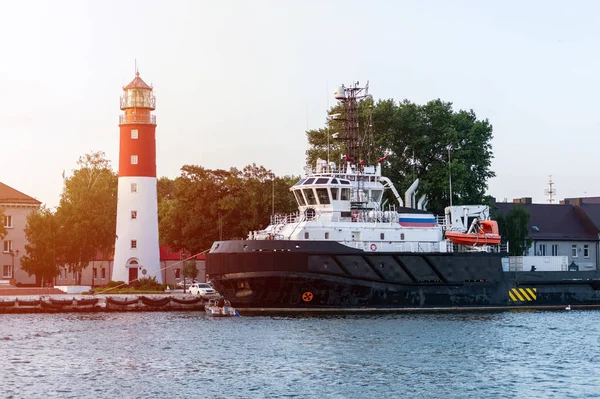 Latarnia morska w porcie morskim. Piękny rosyjski Beacon Baltiysk. Czyste błękitne niebo. — Zdjęcie stockowe