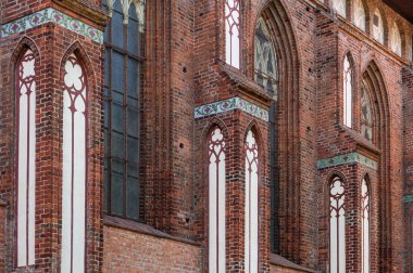 Mimari unsurlar, tonozlar ve gotik katedralin pencereleri. Kırmızı Tuğla duvarlar. Kaliningrad, Rusya. Immanuel Kant adası.