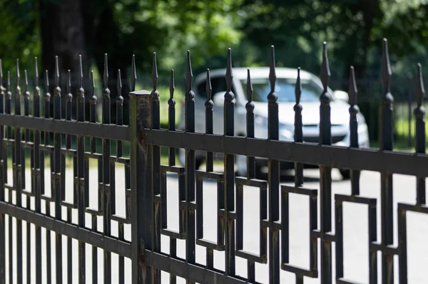 Bezpieczny parking dla samochodów prywatnych, anty carjacking. Płatny Strzeżony parking z ograniczonym dostępem. — Zdjęcie stockowe