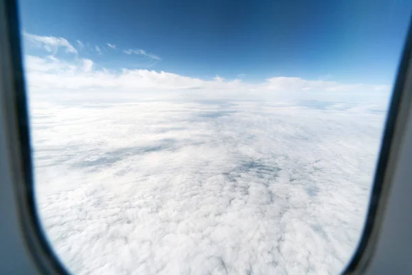 Vista de la ventana del avión al cielo nublado. Hermoso paisaje de cabina de avión. Volar sin incidentes y sin turbulencias . —  Fotos de Stock