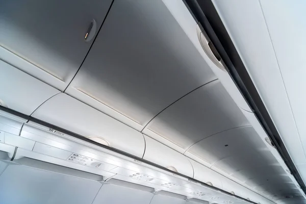 飞机空调控制面板在座椅上。飞机机舱里空气闷热，人。新的低成本航空公司. — 图库照片