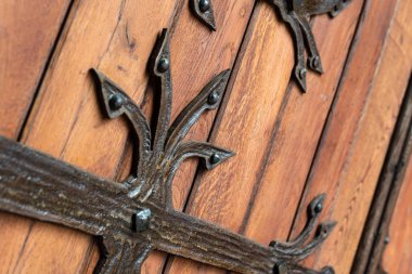 Dekoratif elemanları ile kapıda sahte desen. Eski vintage giriş, kilise veya katedral büyük ağır ahşap kapı.