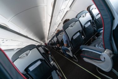 Yolcular ile uçak kabin koltukları. Yeni ucuz düşük maliyetli havayolları ekonomi sınıfı. Başka bir ülkeye seyahat. Uçuştürbülans.