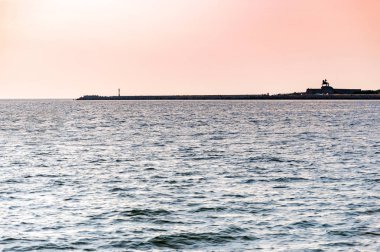 Baltık gün batımı. İnanılmaz deniz manzarası renkleri. Seyahat ve özgürlük hayalleri. Günbatımı gökyüzü ve iddia hava.